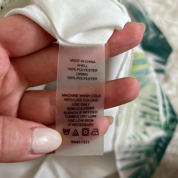 Vince Camuto Sleeveless Sunlit Palm Blouse - Picture 5 of 5